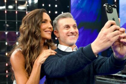 Ivete Sangalo e Luciano Huck tirando uma selfie no palco do Domingão