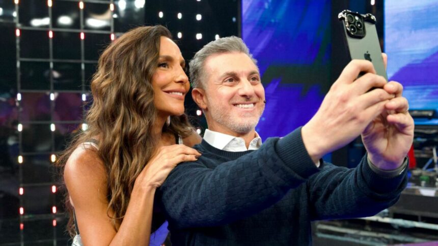 Ivete Sangalo e Luciano Huck tirando uma selfie no palco do Domingão