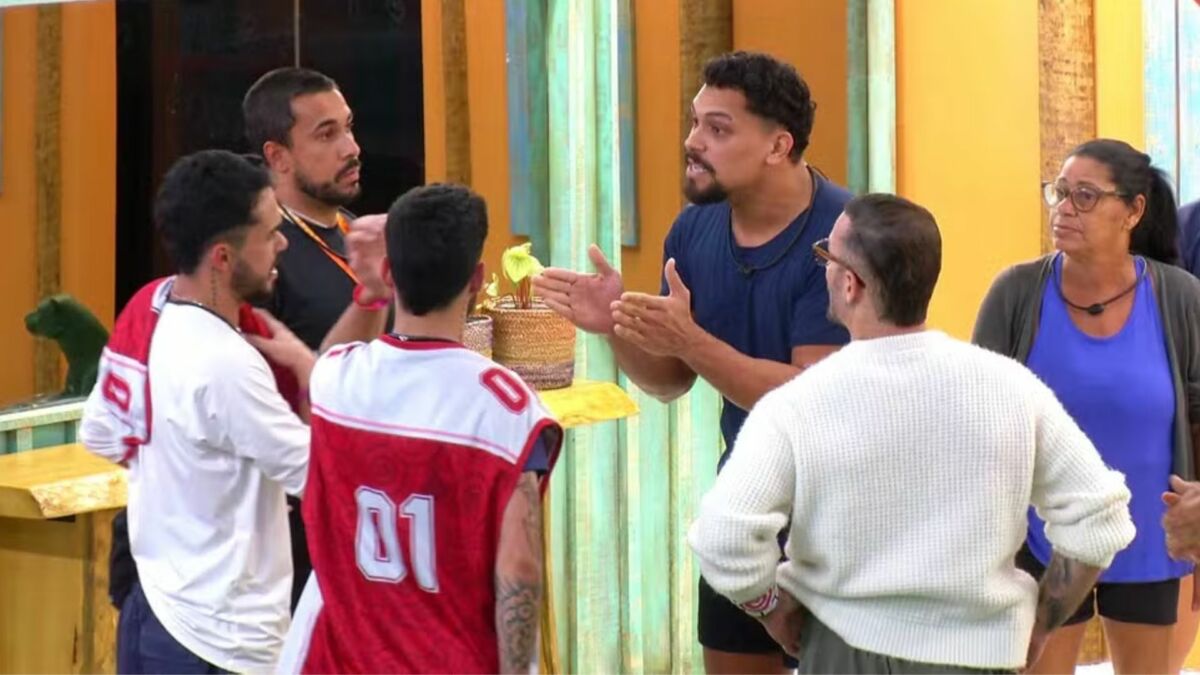 João Gabriel, João Pedro e Vinicius em trecho de discussão no BBB 25, rodeado de outros brothers