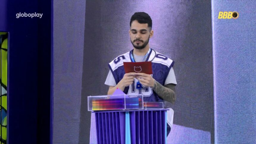 João Gabriel lendo o cartão do castigo do monstro no BBB 25