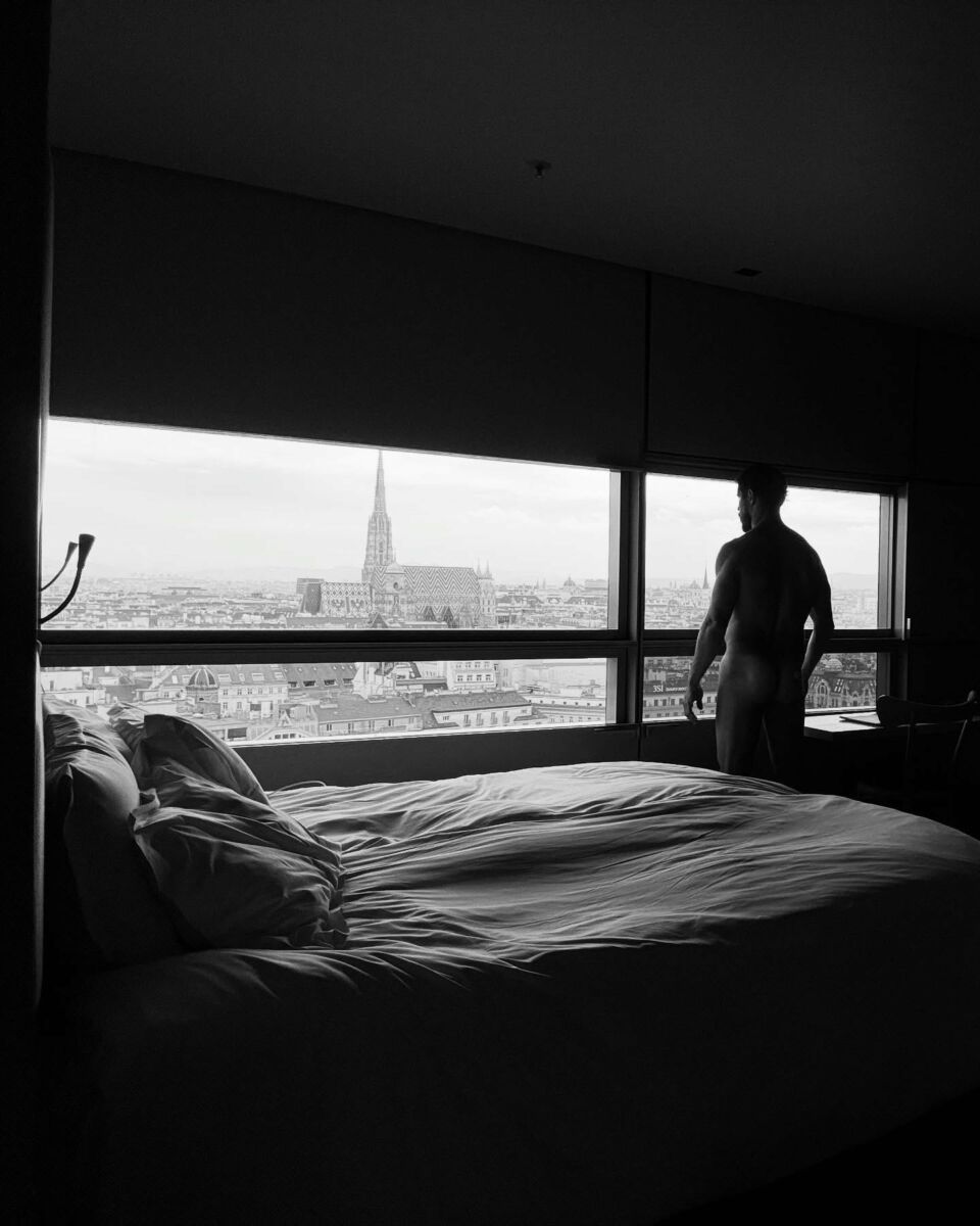 José Loreto com o bumbum de fora em um quarto de hotel 