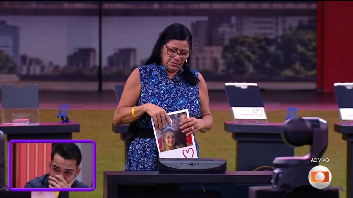 Joselma triturando a foto da família de João Pedro no Sincerão