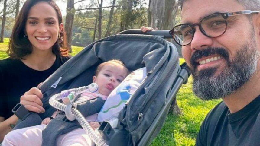 Letícia Cazarré, Maria Guilhermina e Juliano Cazarré em foto posada juntos