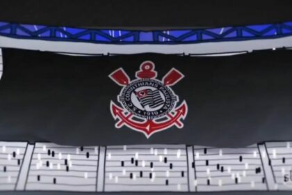 Logo do Corinthians no bandeirão na arquibancada, em trecho da chamada do SBT