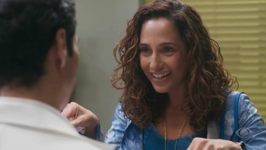 Camila Pitanga como Lola, sorrindo, em frente a Benjamin, em cena de Beleza Fatal na Band