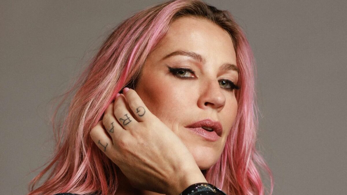 Luana Piovani com o cabelo rosa em foto posada
