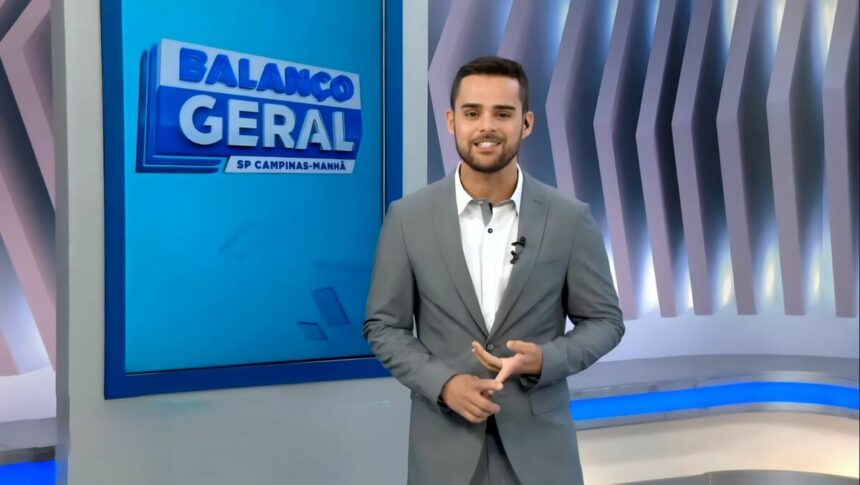 Lucas Carvalho de terno cinza e sorridente, no centro do cenário do Balanço Geral Manhã Campinas na RECORD