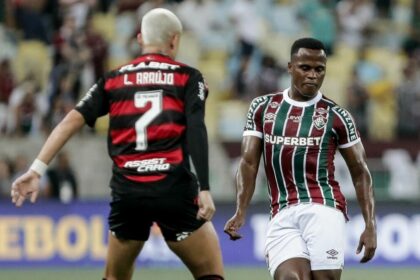 Luiz Araújo, com a camisa do Flamengo, e Arias, com a camisa do Fluminense, em campo pelo Fla-Flu