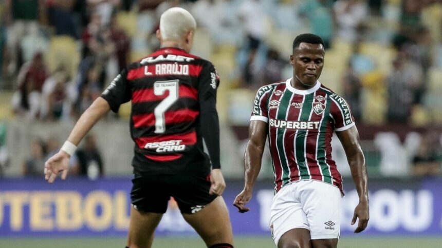 Luiz Araújo, com a camisa do Flamengo, e Arias, com a camisa do Fluminense, em campo pelo Fla-Flu