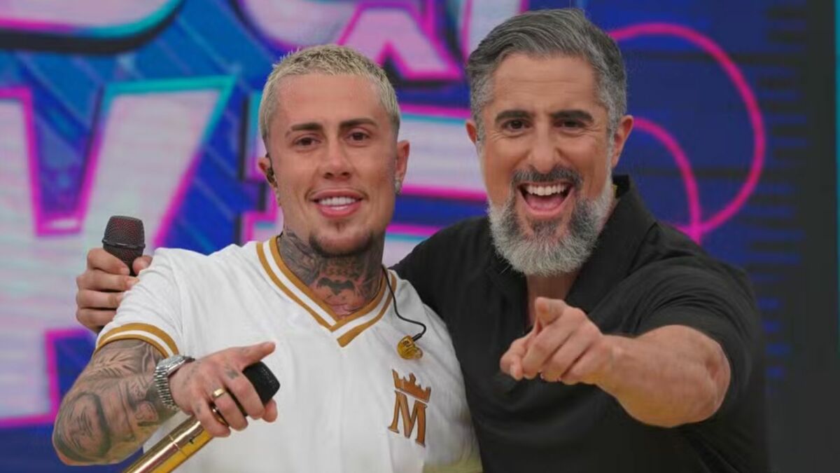 MC Daniel e Marcos Mion em foto posada no cenário do Caldeirão