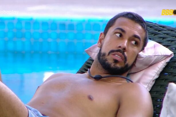 Maike deitado em um dos sofás na área externa do BBB 25
