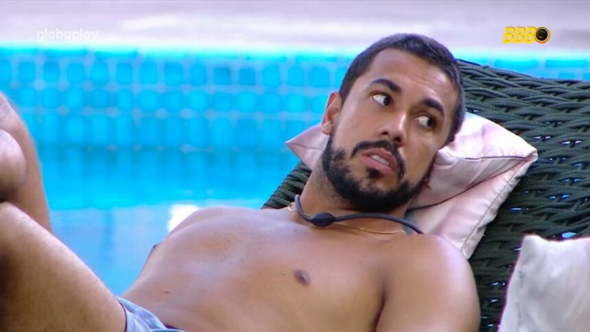 Maike deitado em um dos sofás na área externa do BBB 25