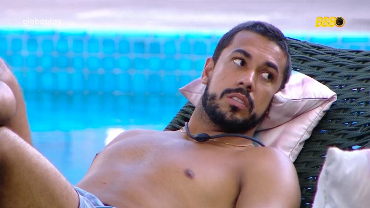 Maike deitado em um dos sofás na área externa do BBB 25