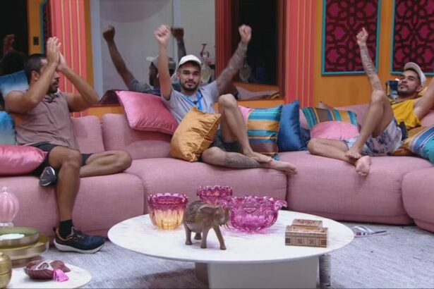 Maike, João Gabriel e João Pedro com os braços pro alto e celebrando no BBB 25