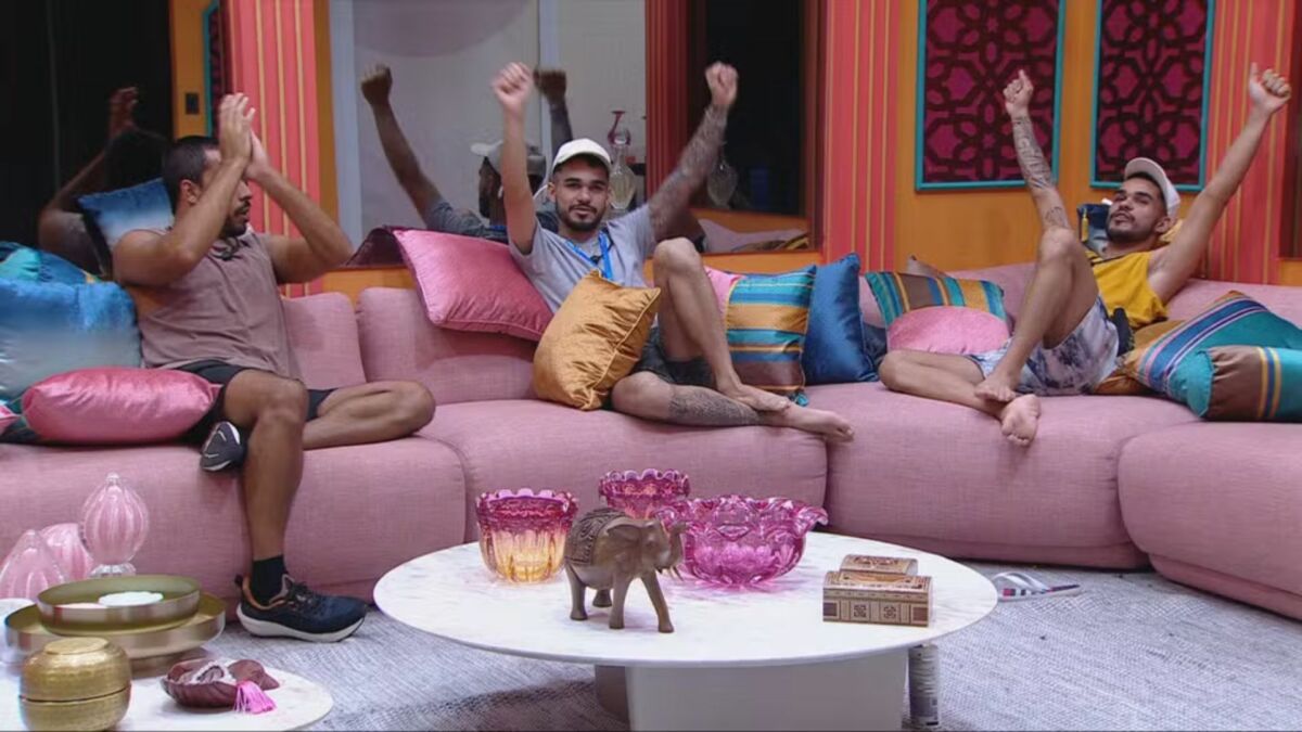 Maike, João Gabriel e João Pedro com os braços pro alto e celebrando no BBB 25