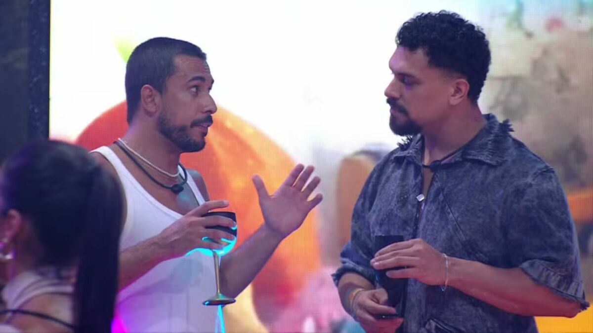 Maike e Vinicius em conversa na festa do BBB 25
