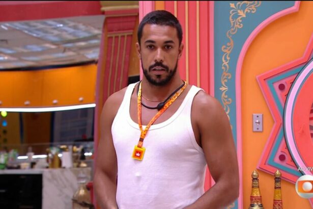 Maike entregando as pulseiras Na Mira do Líder no BBB 25