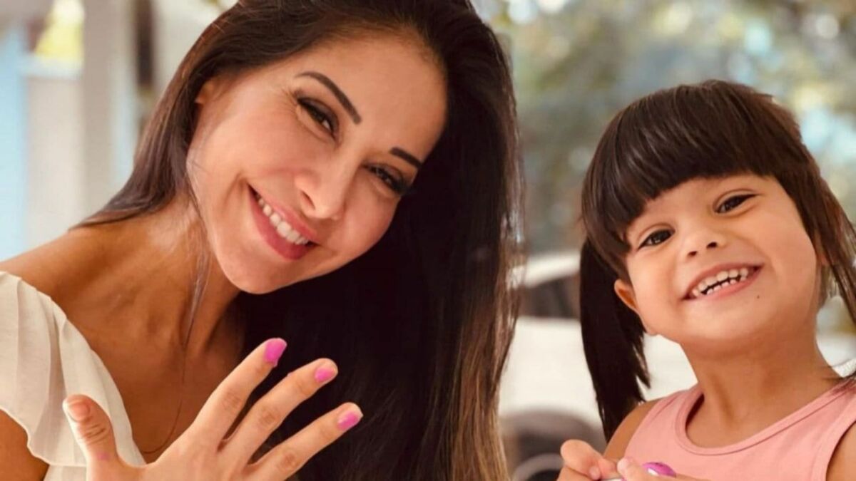 Maíra Cardi e Sophia em foto posada sorrindo