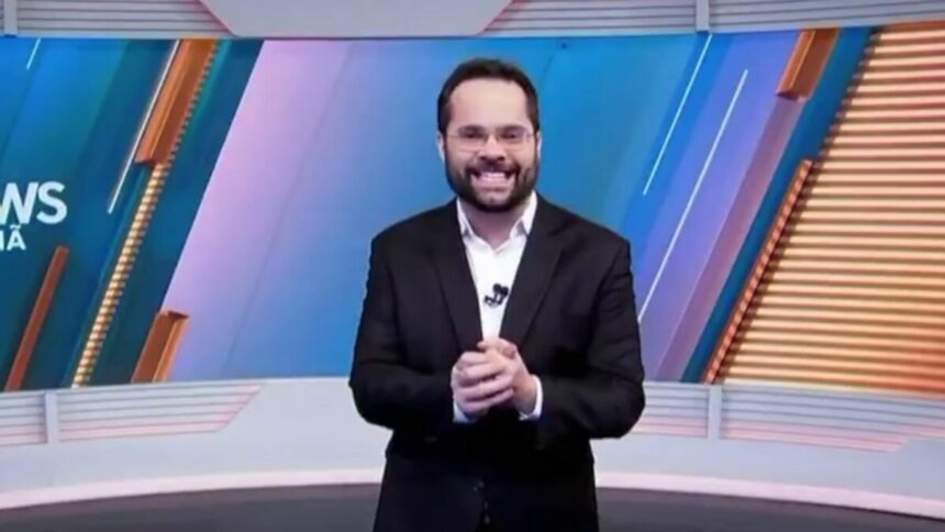 Marcelo Casagrande sorridente no cenário do SBT News Manhã