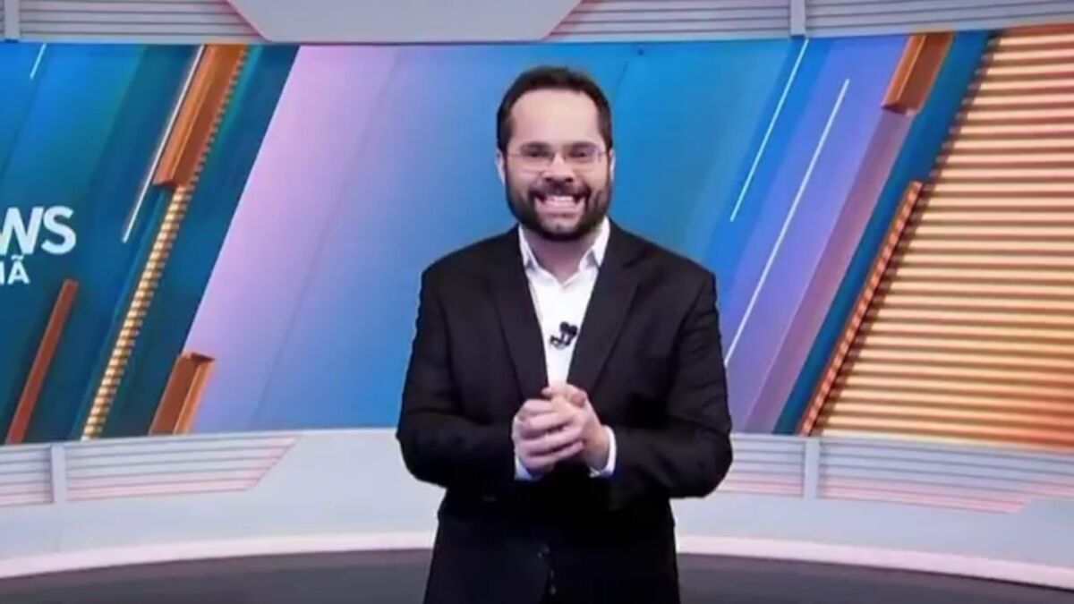 Marcelo Casagrande sorridente no cenário do SBT News Manhã