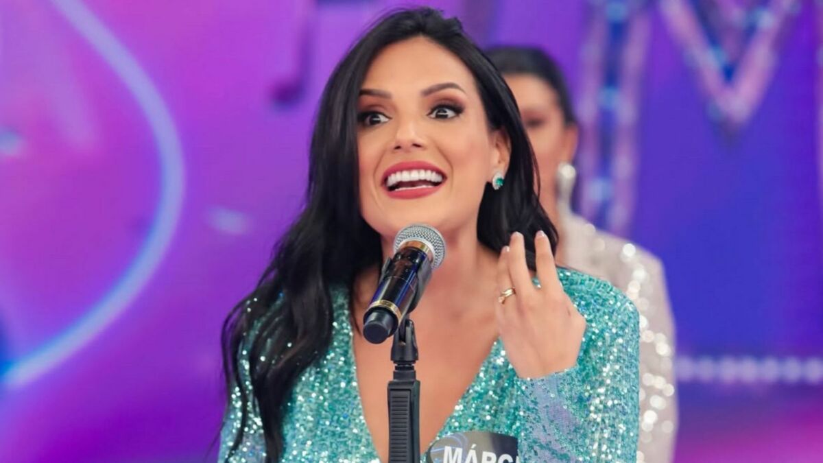 Márcia Dantas sorridente em trecho do Programa Silvio Santos