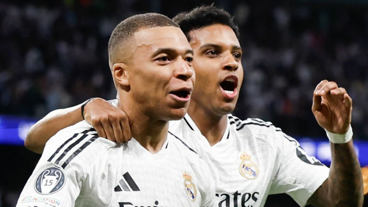 Mbappé e Rodrygo se abraçando com a camisa do Real Madrid
