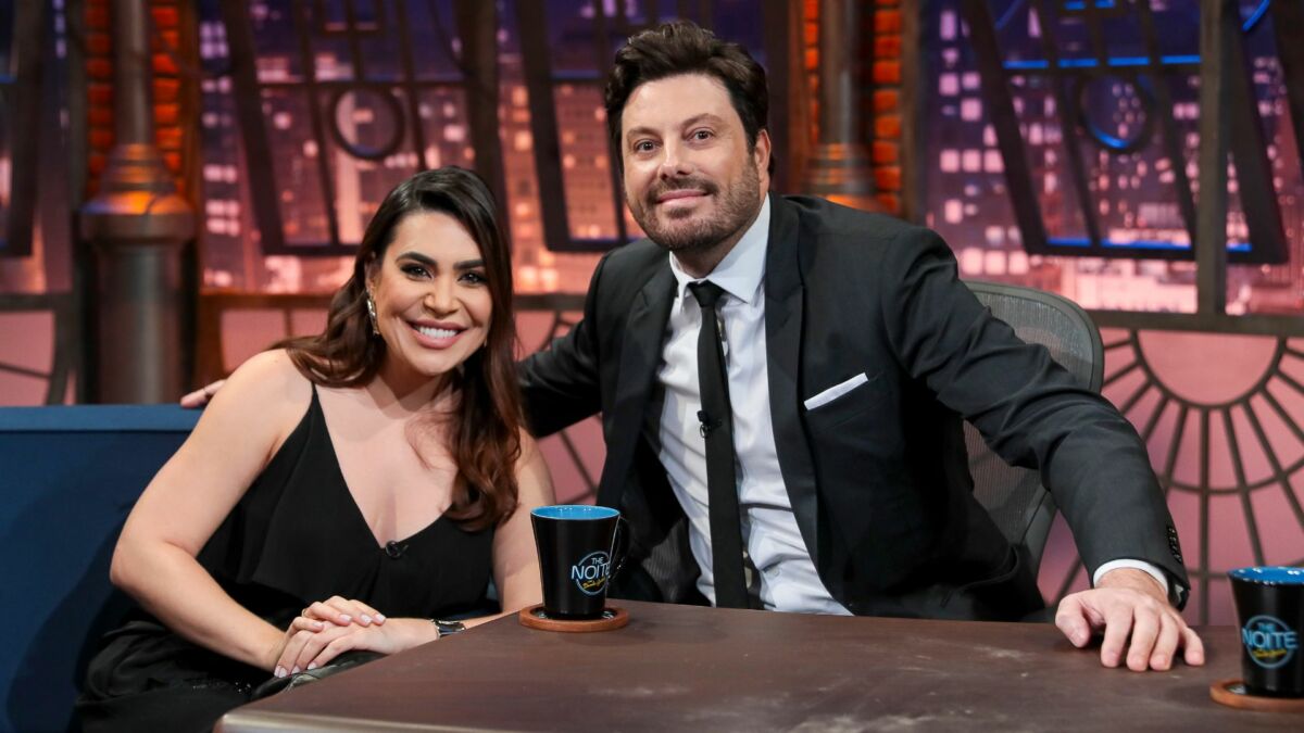 Naiara Azevedo e Danilo Gentili em foto posada no cenário do The Noite