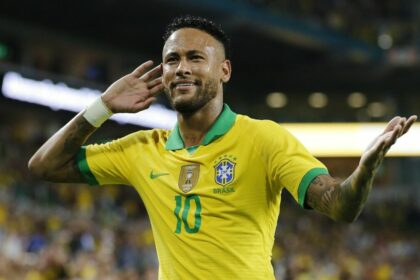 Neymar celebrando gol com a camisa da Seleção Brasileira