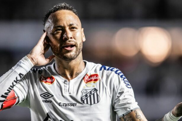 Neymar com a mão na orelha comemorando gol com a camisa do Santos