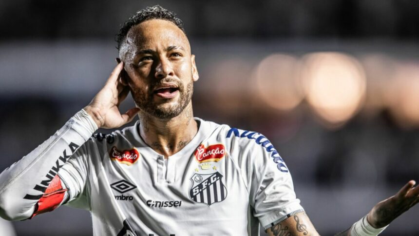 Neymar com a mão na orelha comemorando gol com a camisa do Santos