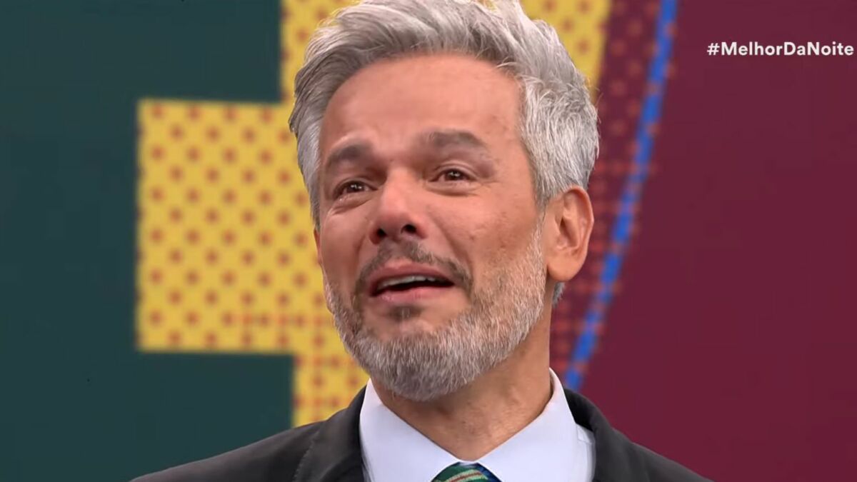 Otaviano Costa emocionado no palco do Melhor da Noite