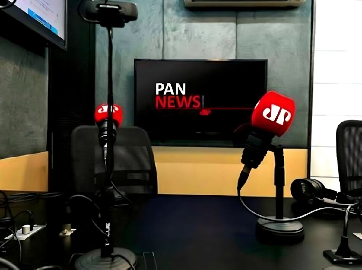 Telão com logo do Pan News Curitiba