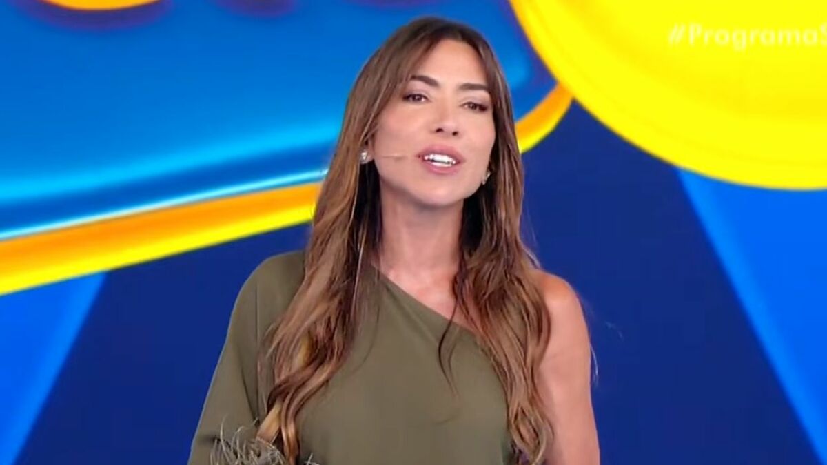 Patricia Abravanel, de roupa verde, em trecho do sorteio da Tele Sena