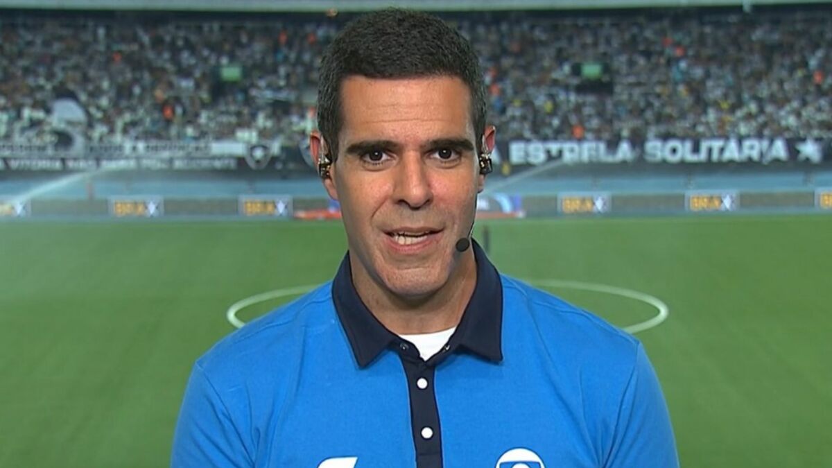Paulo Andrade com o uniforme do SporTV, em uma transmissão na cabine do Nilton Santos