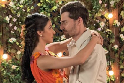 Gabriel (Miguel Coelho) e Pilar (Isabela Souza) em trecho de beijo na novela A Caverna Encantada