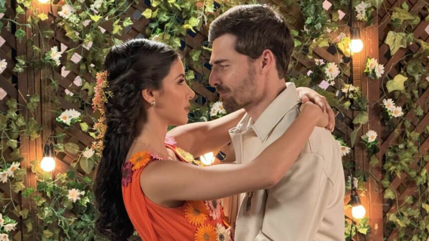 Gabriel (Miguel Coelho) e Pilar (Isabela Souza) em trecho de beijo na novela A Caverna Encantada