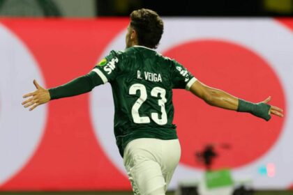 Raphael Veiga comemorando gol com a camisa do Palmeiras