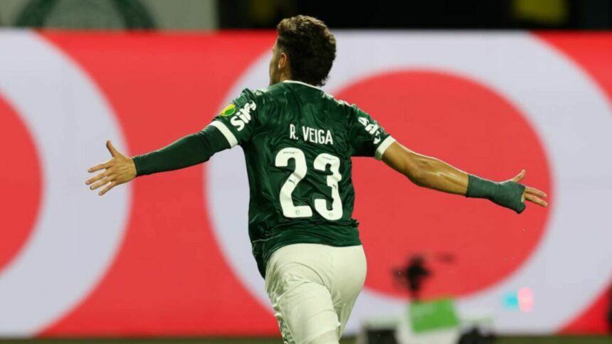 Raphael Veiga comemorando gol com a camisa do Palmeiras