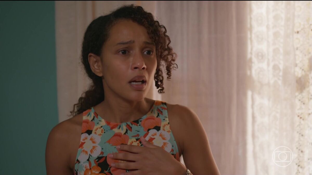 Raquel com a mão no peito espantada no final do primeiro capítulo de Vale Tudo