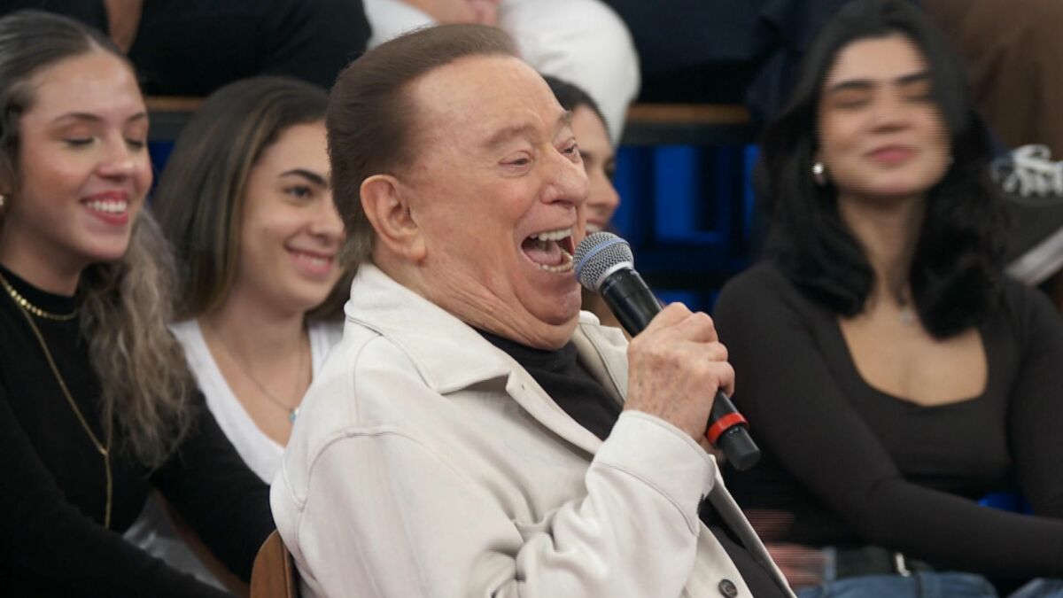 Raul Gil sorridente no palco do Altas Horas
