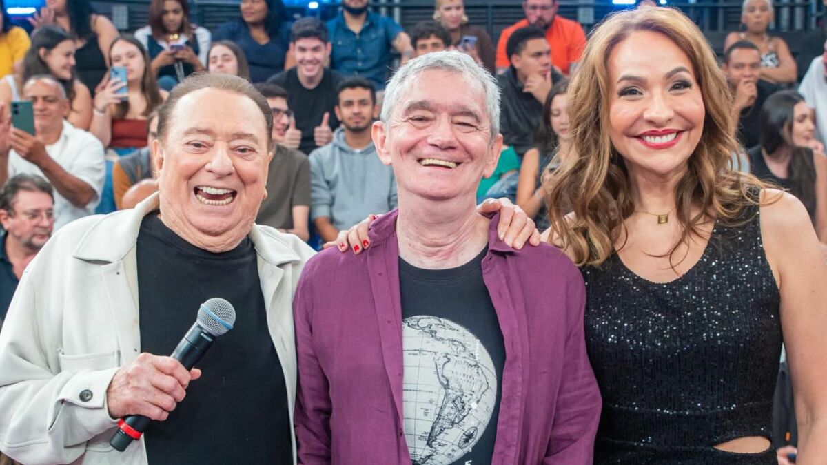 Raul Gil, Maria Beltrão e Serginho Groisman em foto posada no cenário do Altas Horas