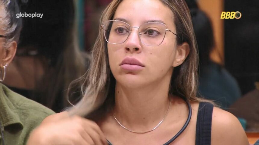 Renata com o rosto assustado na sala do BBB 25