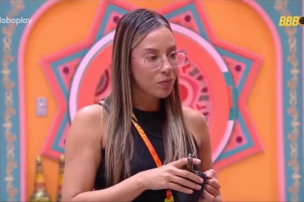 Renata comendo na frente do confessionário pedindo para aliados ficarem atentos ao Big Fone