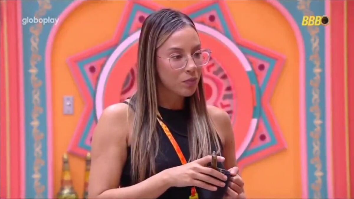 Renata comendo na frente do confessionário pedindo para aliados ficarem atentos ao Big Fone