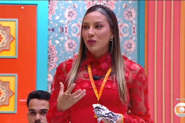 Renata entregando as pulseiras Na Mira do Líder no BBB 25