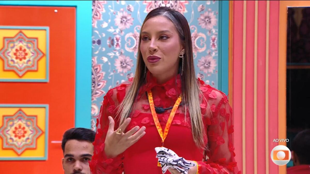 Renata entregando as pulseiras Na Mira do Líder no BBB 25