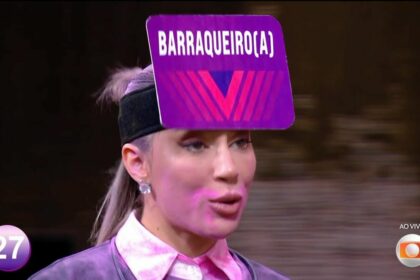 Renata com a placa de "barraqueira" no Sincerão do BBB 25