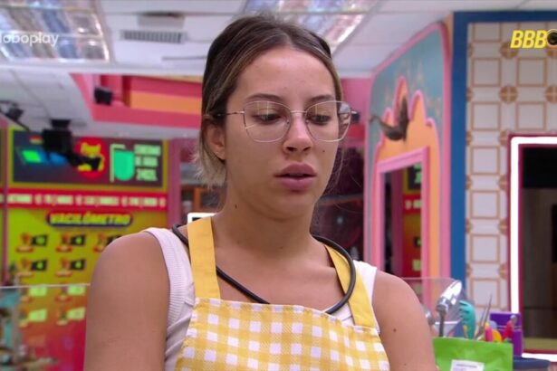 Renata de avental na cozinha do BBB 25
