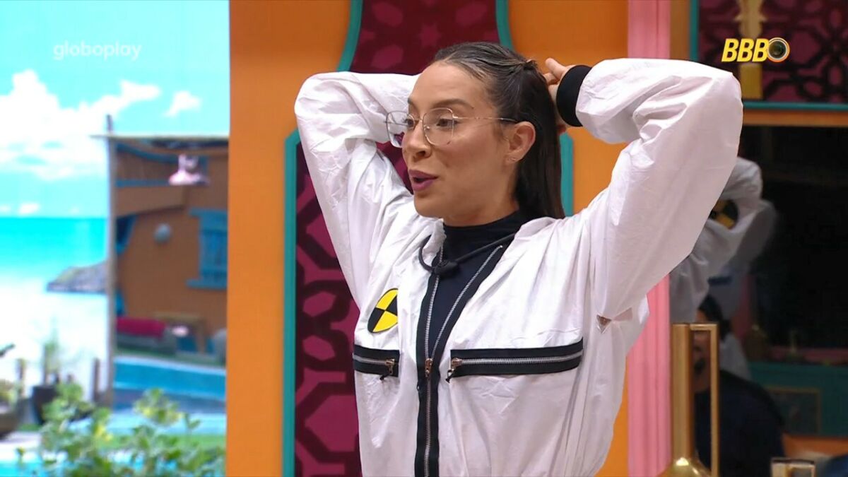 Renata de macacão branco na casa do BBB 25