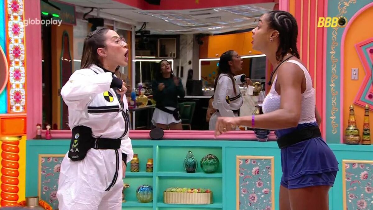 Renata e Aline discutindo apontando os dados na sala da BBB 25